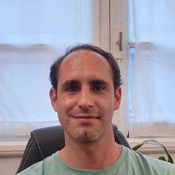 Lic. Julián Balmaceda, psicólogo, en su consultorio